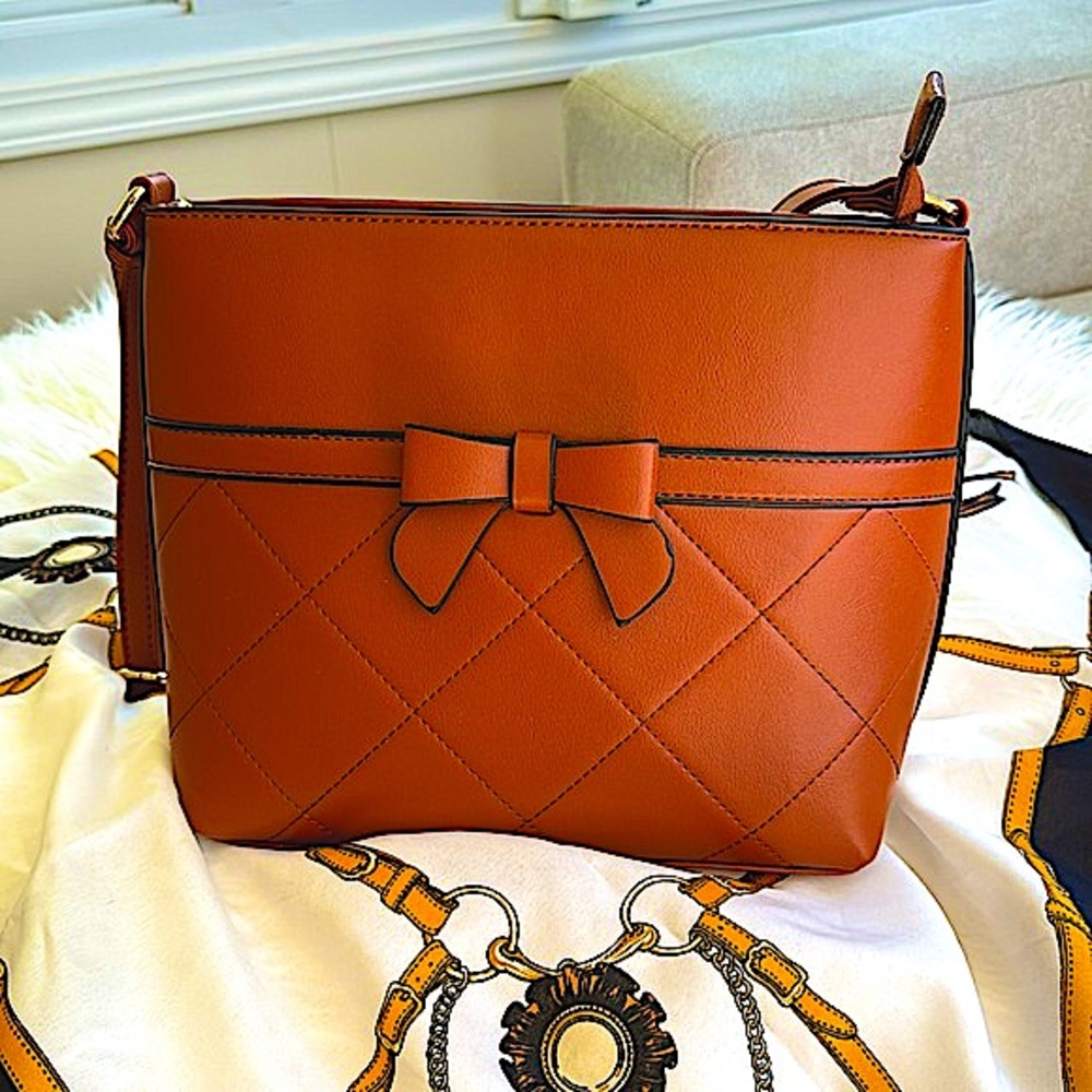 QUILTED BOW Adjustable strap shoulder bag in brown with gold tone accents